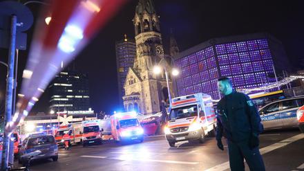 Polizisten und Rettungskräfte am Breitscheidplatz, nachdem der Attentäter Anis Amri mit einem Lastwagen über den Platz gerast war.
