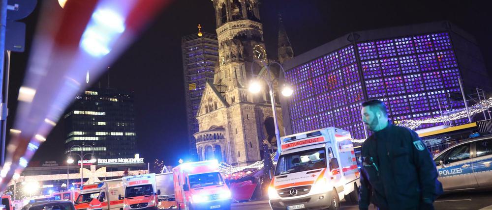 Polizisten und Rettungskräfte am Breitscheidplatz, nachdem der Attentäter Anis Amri mit einem Lastwagen über den Platz gerast war.