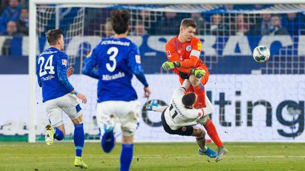 Schalkes Torwart Alexander Nübel (r) prallt mit Frankfurts Mijat Gacinovic (M) zusammen.