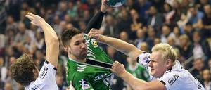 Durchgesetzt: Fabian Wieder (Mitte) und die Füchse Berlin schlagen den THW Kiel.