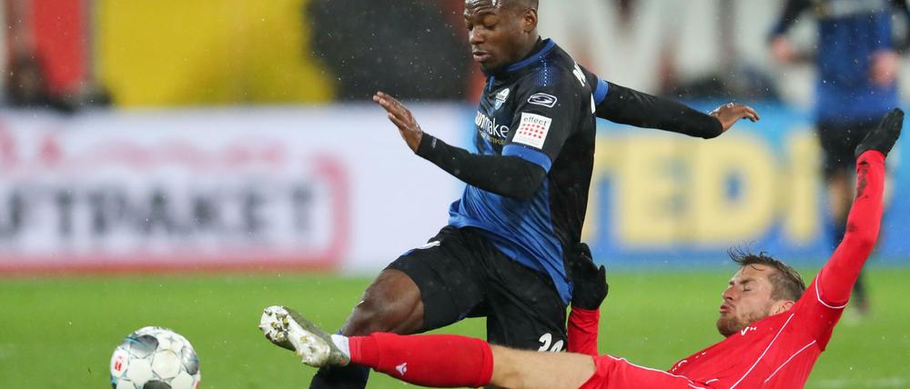 Kommt der Lenz geflogen. Unions Verteidiger grätscht Paderborns Jamilu Collins den Ball vom Fuß.