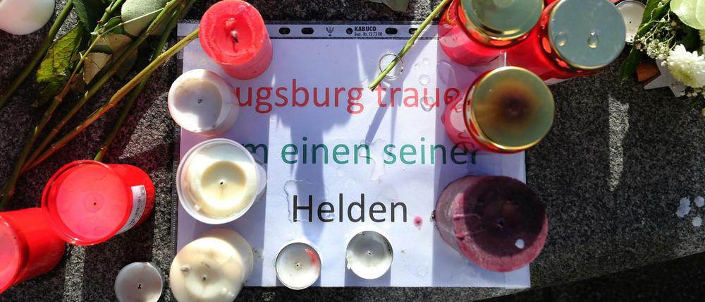Zeichen der Anteilnahme in Augsburg nach dem gewaltsamen Tod eines Feuerwehrmannes am Nikolaustag.