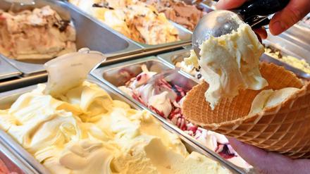 Vanille-Eis wird in eine Waffel gefüllt.