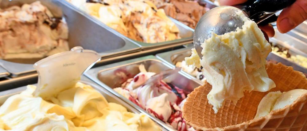 Vanille-Eis wird in eine Waffel gefüllt.