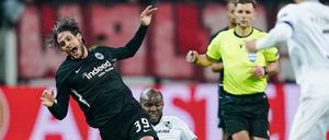 Gestrauchelt: Goncalo Paciencia (links) und Eintracht Frankfurt überstehen trotz einer Niederlage zum Abschluss die Vorrunde.