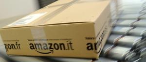 Ein Amazon-paket auf seinem Weg durch das Logistikzentrum in Rheinberg. 