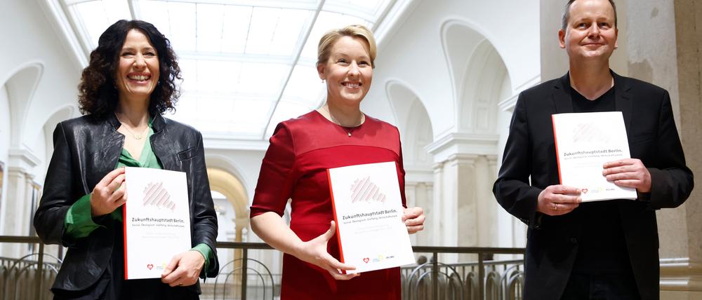 Bettina Jarasch, Franziska Giffey und Klaus Lederer präsentieren im Abgeordnetenhaus den Koalitionsvertrag von SPD, Grünen und Linken.
