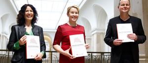 Bettina Jarasch, Franziska Giffey und Klaus Lederer präsentieren im Abgeordnetenhaus den Koalitionsvertrag von SPD, Grünen und Linken.