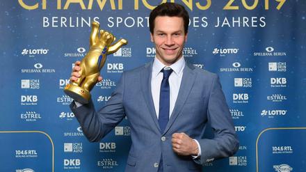 Bär und er. Patrick Hausding freut sich über eine weitere Trophäe.