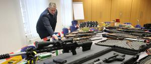 Sichergestellte Waffen von Reichsbürgern werden im Wuppertaler Polizeipräsidium gezeigt.