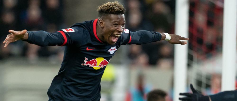 Große Freude. Nordi Mukiele bejubelt sein Tor zum 3:0 für Leipzig in Düsseldorf.