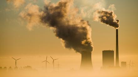 Das Kohlekraftwerk Mehrum und Windräder produzieren Strom im Landkreis Peine (Niedersachsen). 