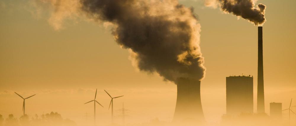 Das Kohlekraftwerk Mehrum und Windräder produzieren Strom im Landkreis Peine (Niedersachsen).