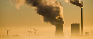 Das Kohlekraftwerk Mehrum und Windräder produzieren Strom im Landkreis Peine (Niedersachsen). 