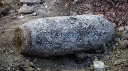 Ein 500-Kilo-Bombe liegt in einer Baustelle (Symbolbild).