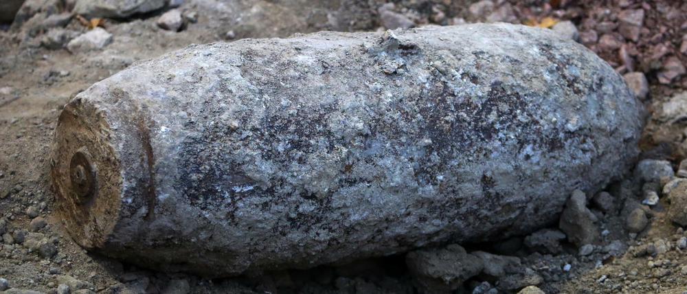 Ein 500-Kilo-Bombe liegt in einer Baustelle (Symbolbild).