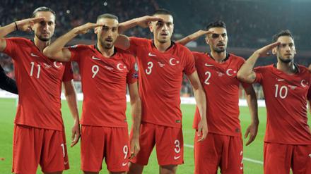 Türkische Spieler bejubeln ein Tor gegen Albanien. 