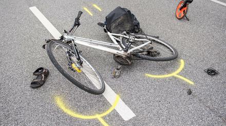 Ein Fahrrad nach einem Verkehrsunfall in Hamburg (Archivbild)