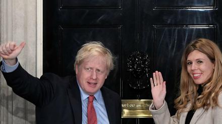 Triumphierender Wahlsieger: Boris Johnson und seine Partnerin Carrie Symonds vor dem Amtssitz 10 Downing Street 