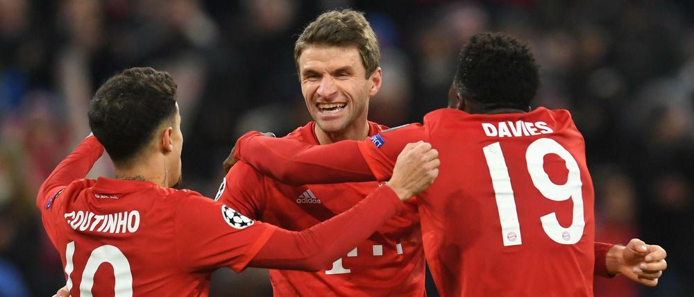 Jubeltraube. Der FC Bayern setzte sich auch im Rückspiel gegen Tottenham durch.