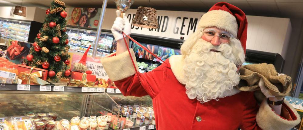 Gustav Zwilling verteilt als Weihnachtsmann Schokolade und jettet an Heiligabend von Familie zu Familie.