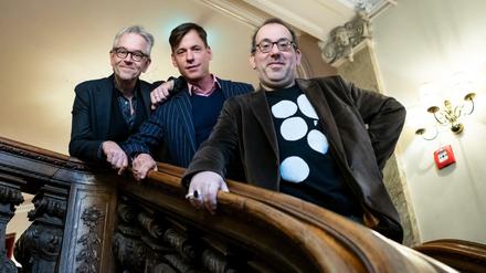 Intendant Oliver Reese, Dirigent Adam Benzwi und Gastregisseur Barrie Kosky (von l.) freuen sich auf die neue „Dreigroschenoper“ am Berliner Ensemble.
