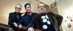 Intendant Oliver Reese, Dirigent Adam Benzwi und Gastregisseur Barrie Kosky (von l.) freuen sich auf die neue „Dreigroschenoper“ am Berliner Ensemble.
