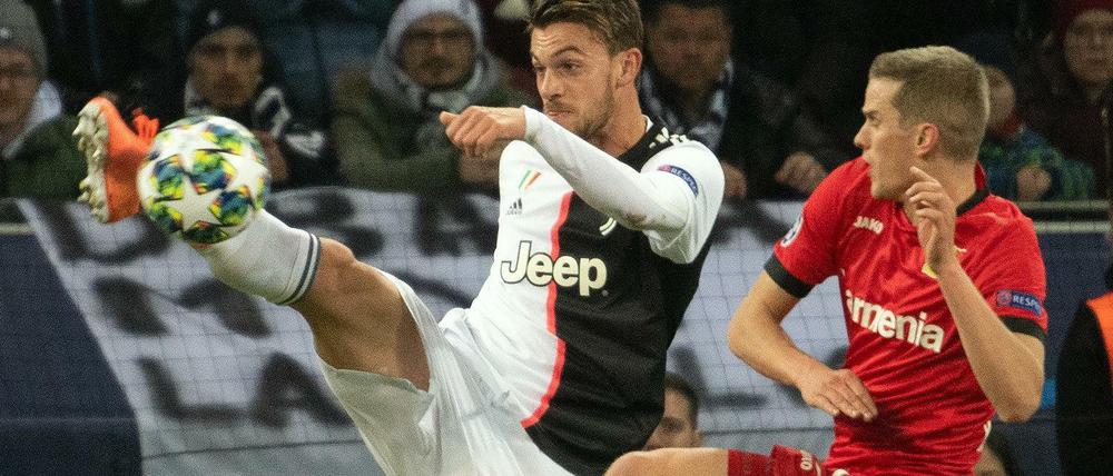 Eine Etage zu hoch. Lars Bender (rechts) und Bayer Leverkusen verabschiedeten sich als einzige deutsche Mannschaften frühzeitig aus der Champions League.