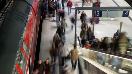 Pendler verlassen im Bahnhof Potsdamer Platz eine Regionalbahn. 