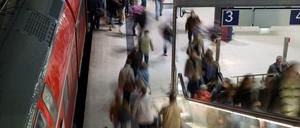 Pendler verlassen im Bahnhof Potsdamer Platz eine Regionalbahn.