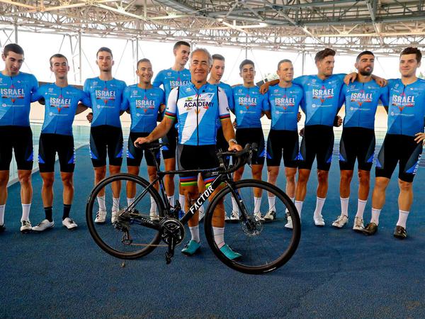 Der Boss und sein Team: Sylvan Adams (vorne) posiert mit seinen Radprofis.