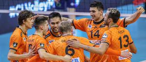 Jubel in Orange. Die BR Volleys gehen am Bodensee über fünf Sätze – am Ende siegreich.