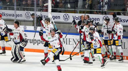 Heidwitzka, das halbe Dutzend hat gereicht. Die Eisbären nach dem 6:5 in Wolfsburg.