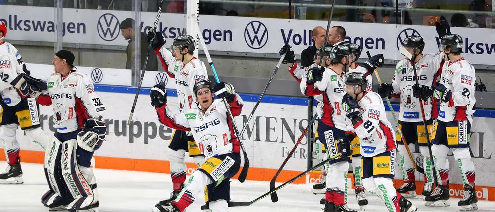 Heidwitzka, das halbe Dutzend hat gereicht. Die Eisbären nach dem 6:5 in Wolfsburg.