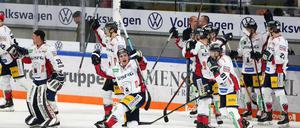 Heidwitzka, das halbe Dutzend hat gereicht. Die Eisbären nach dem 6:5 in Wolfsburg.
