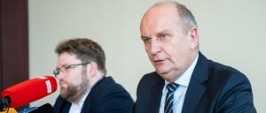 Dietmar Woidke (SPD) spricht bei der jährlichen Pressekonferenz vor Weihnachten über Tesla und den Kohleausstieg.