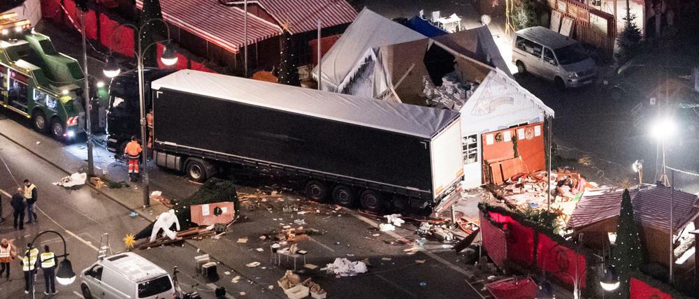 Eine Schneise der Verwüstung war nach dem Anschlag auf dem Weihnachtsmarkt am Breitscheidplatz in Berlin zu sehen.