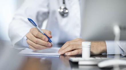 Ärzte an Berliner Kliniken arbeiten laut Marburger Bund im Schnitt 50 Stunden pro Woche.