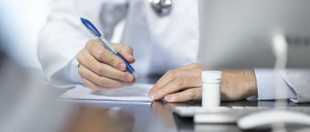 Ärzte an Berliner Kliniken arbeiten laut Marburger Bund im Schnitt 50 Stunden pro Woche.