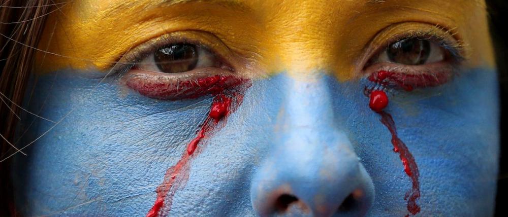 Eine Demonstrantin beim Protest gegen die Regierung in Bogota.