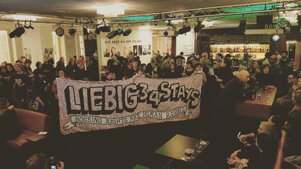 FLINT*-Personen protestieren am Sonntag im Deutschen Theater in Berlin für den Erhalt eines Hausprojekts. 