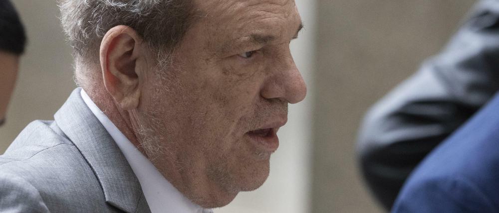 Möchte gelobt werden. Der ehemalige Filmproduzent Harvey Weinstein, hier Anfang Dezember bei einer Kautionsanhörung vor Gericht.