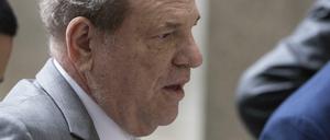 Möchte gelobt werden. Der ehemalige Filmproduzent Harvey Weinstein, hier Anfang Dezember bei einer Kautionsanhörung vor Gericht.
