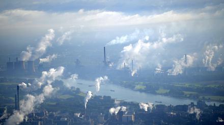 Schornsteine von Industrieanlagen im Ruhrgebiet auf dem Gelände der Firma Thyssen Krupp in Essen (Archiv).