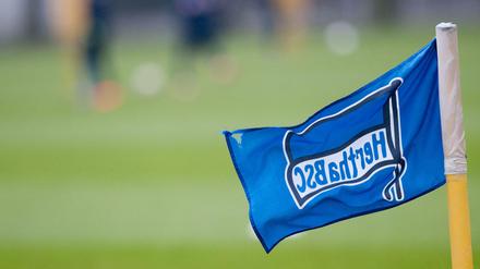 Eine Eckfahne auf einem Trainingsplatz von Hertha BSC. 