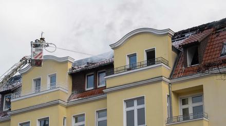 Einsatzkräfte der Feuerwehr löschen den Brand eines Dachstuhls in Berlin-Lichterfelde.