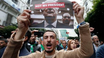 "Nicht mein Präsident" - ein Demonstrant am Freitag in Algier.