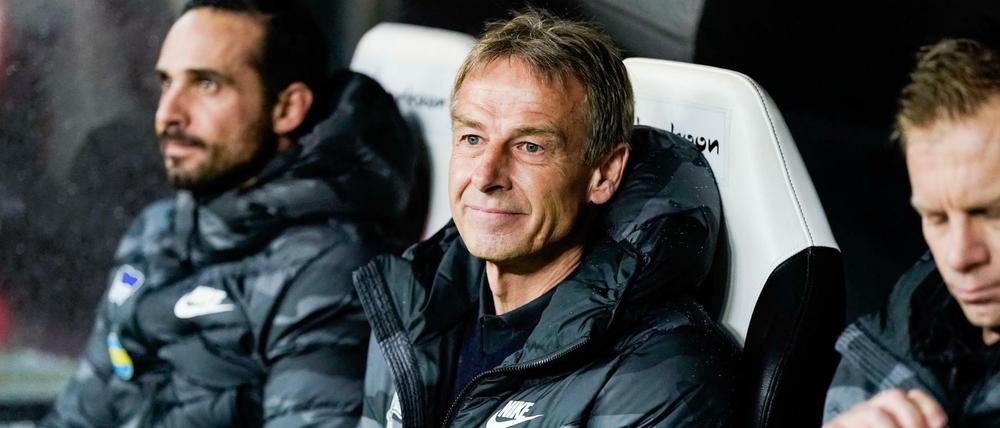 Jürgen Klinsmann (mitte) beim in Frankfurt am vergangenen Freitag. Gegen den SC Freiburg soll am Wochenende sein erster Sieg mit Hertha her. 