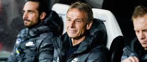 Jürgen Klinsmann (mitte) beim in Frankfurt am vergangenen Freitag. Gegen den SC Freiburg soll am Wochenende sein erster Sieg mit Hertha her. 