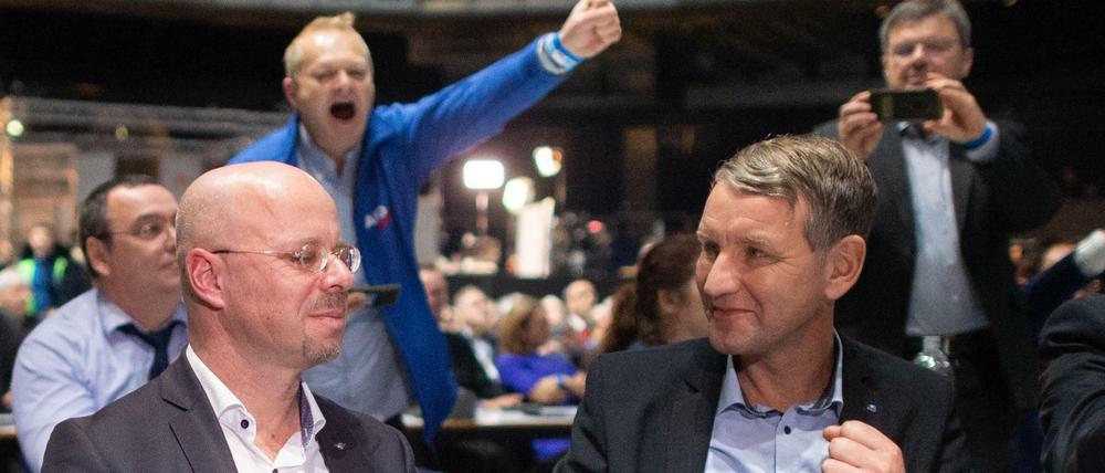 Vom Verfassungsschutz zu Rechtsextremisten gezählt: Andreas Kalbitz (AfD Brandenburg) und Björn Höcke (AfD Thüringen, r.).